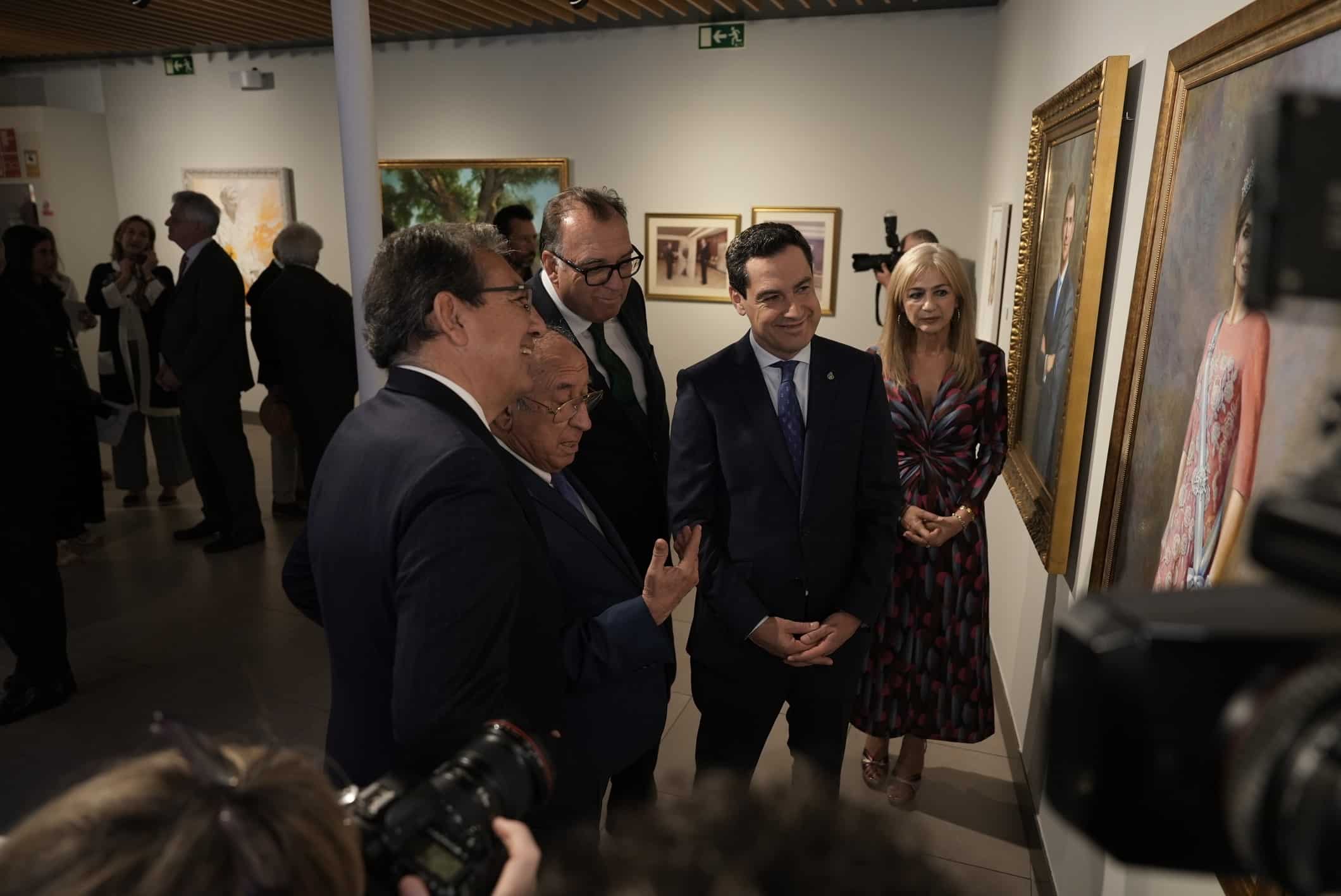 Antonio Pulido inaugura con Juanma Moreno la exposición de Juan Valdés en Fundación Cajasol Sevilla