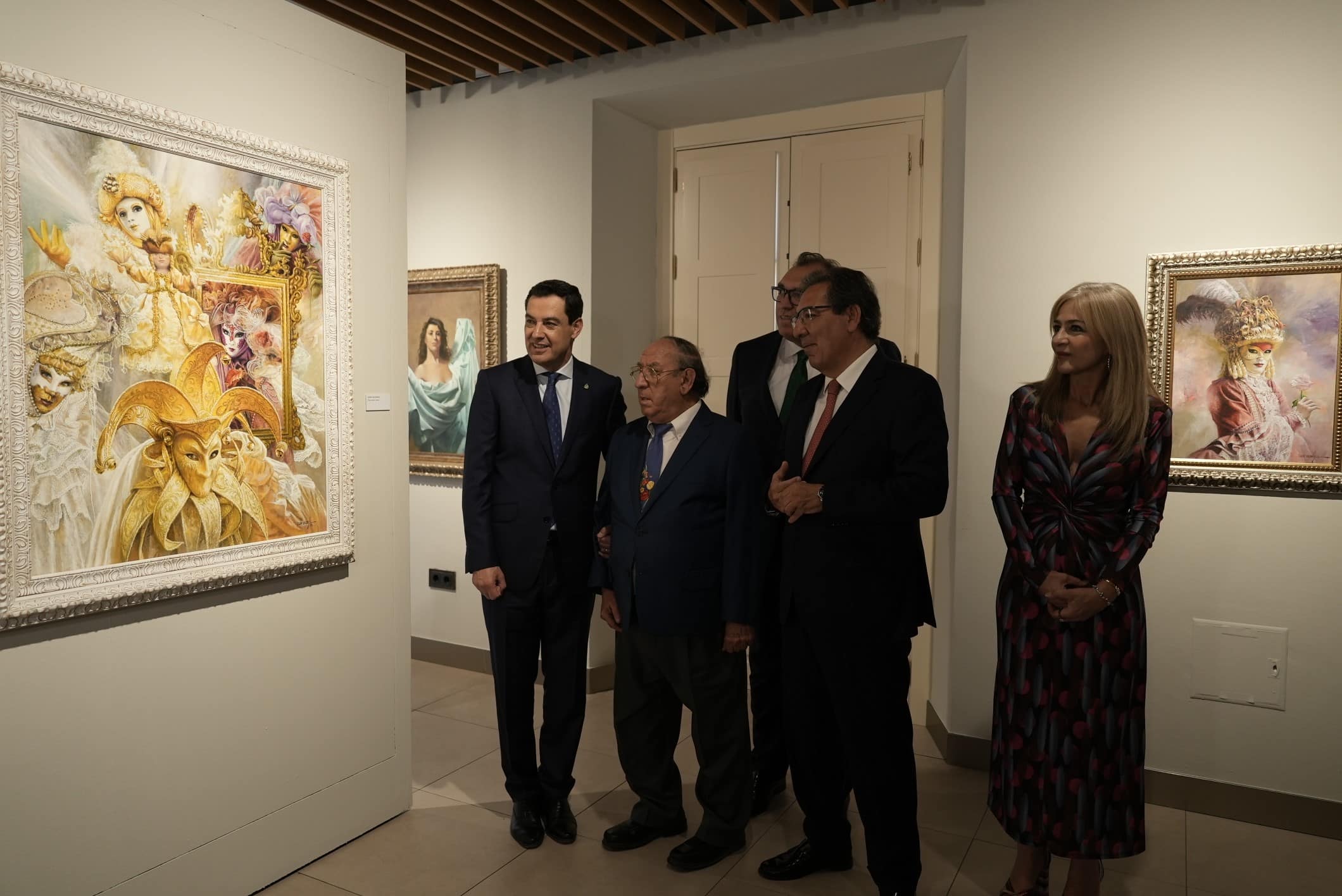 Antonio Pulido inaugura con Juanma Moreno la exposición de Juan Valdés en Fundación Cajasol Sevilla