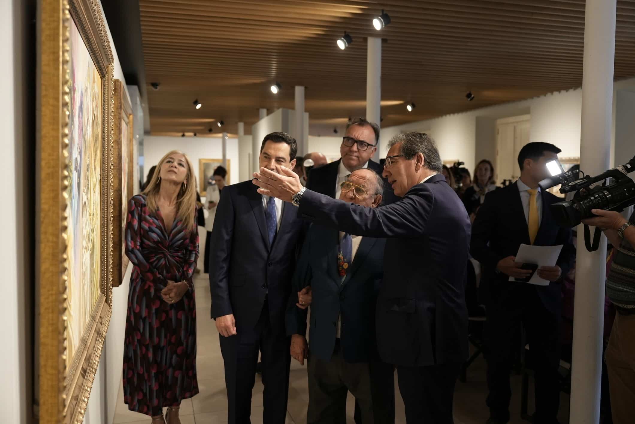Antonio Pulido inaugura con Juanma Moreno la exposición de Juan Valdés en Fundación Cajasol Sevilla