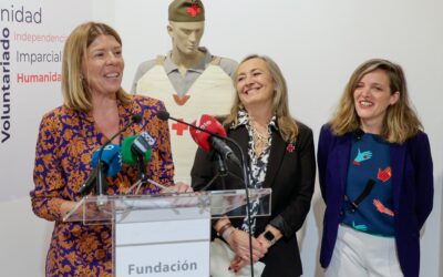 La Fundación Cajasol inaugura en Cádiz la exposición “150 años en Cádiz. Objetos emblemáticos de la Cruz Roja a través del tiempo”