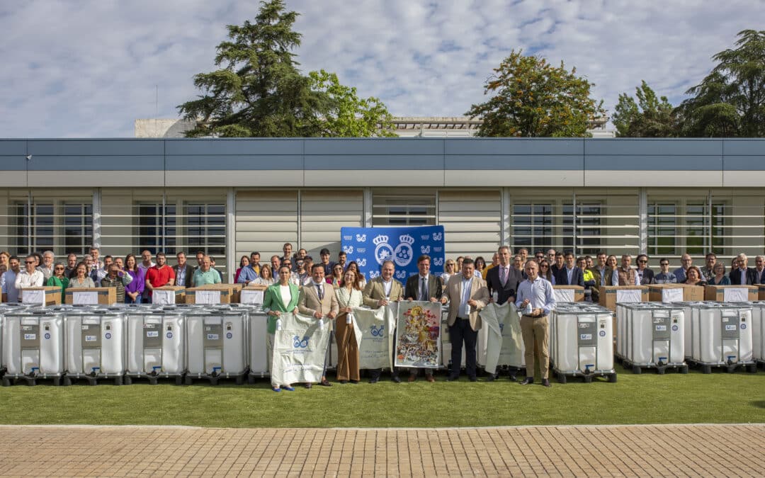 Giahsa y Fundación Cajasol dan botellas reutilizables a hermandades rocieras