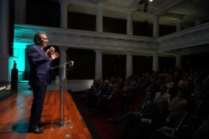 Antonio Pulido entrega el XIII Premio Jurídico ABC Cajasol