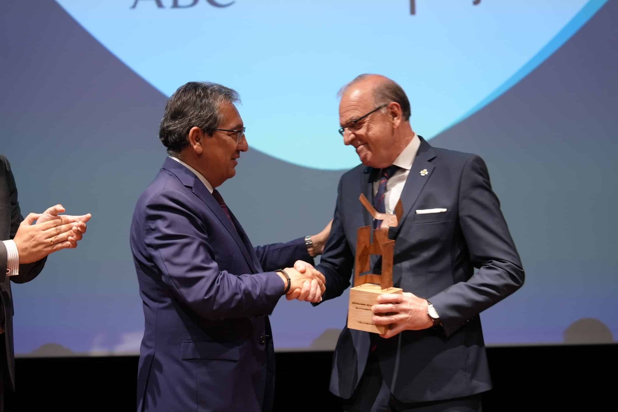 Antonio Pulido entrega el XIII Premio Jurídico ABC Cajasol