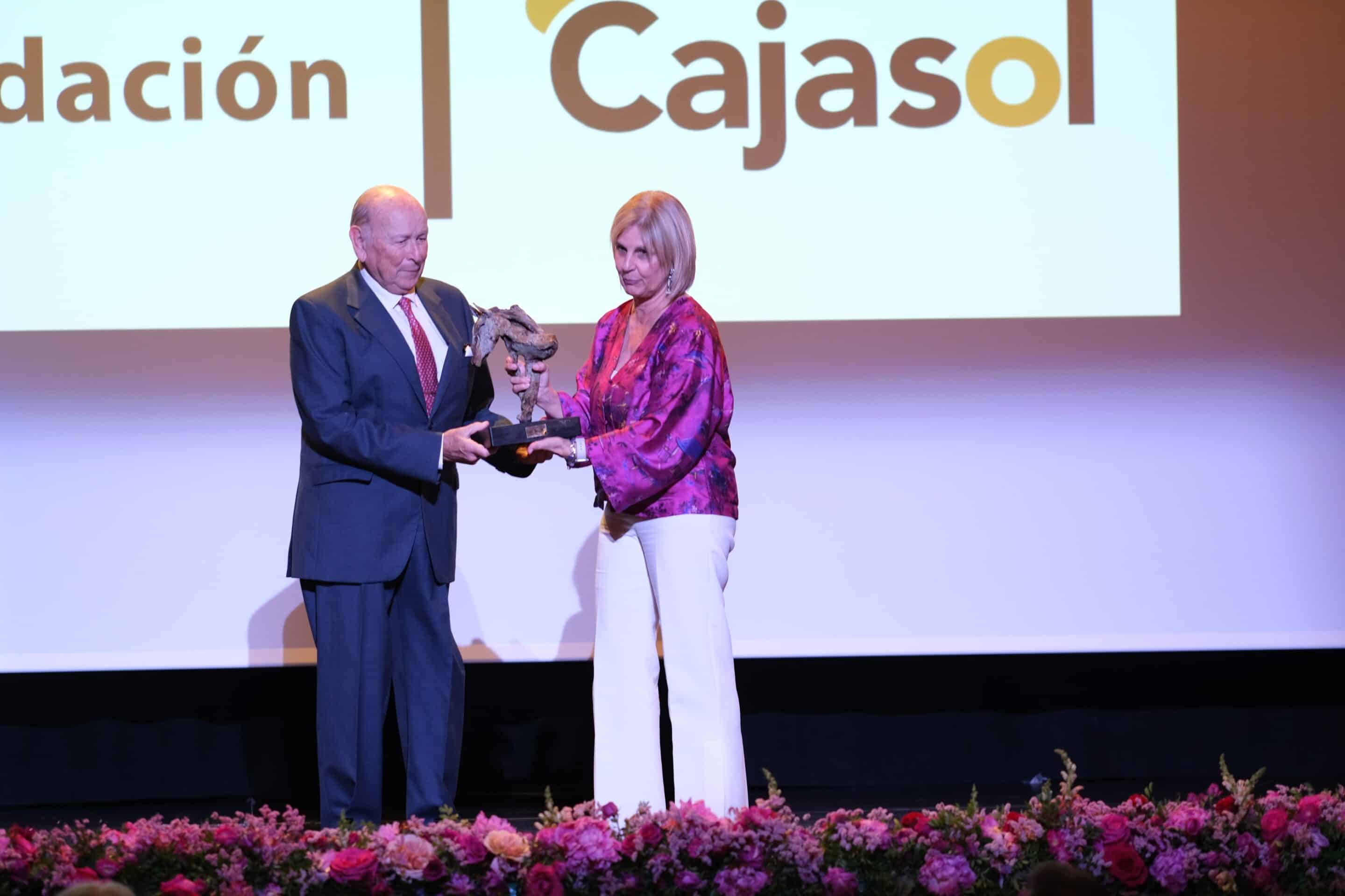 Antonio Pulido entrega los Premios Tradición Jerez a Álvaro Domecq y José Mercé