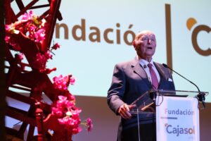 Antonio Pulido entrega los Premios Tradición Jerez a Álvaro Domecq y José Mercé