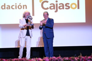 Antonio Pulido entrega los Premios Tradición Jerez a Álvaro Domecq y José Mercé