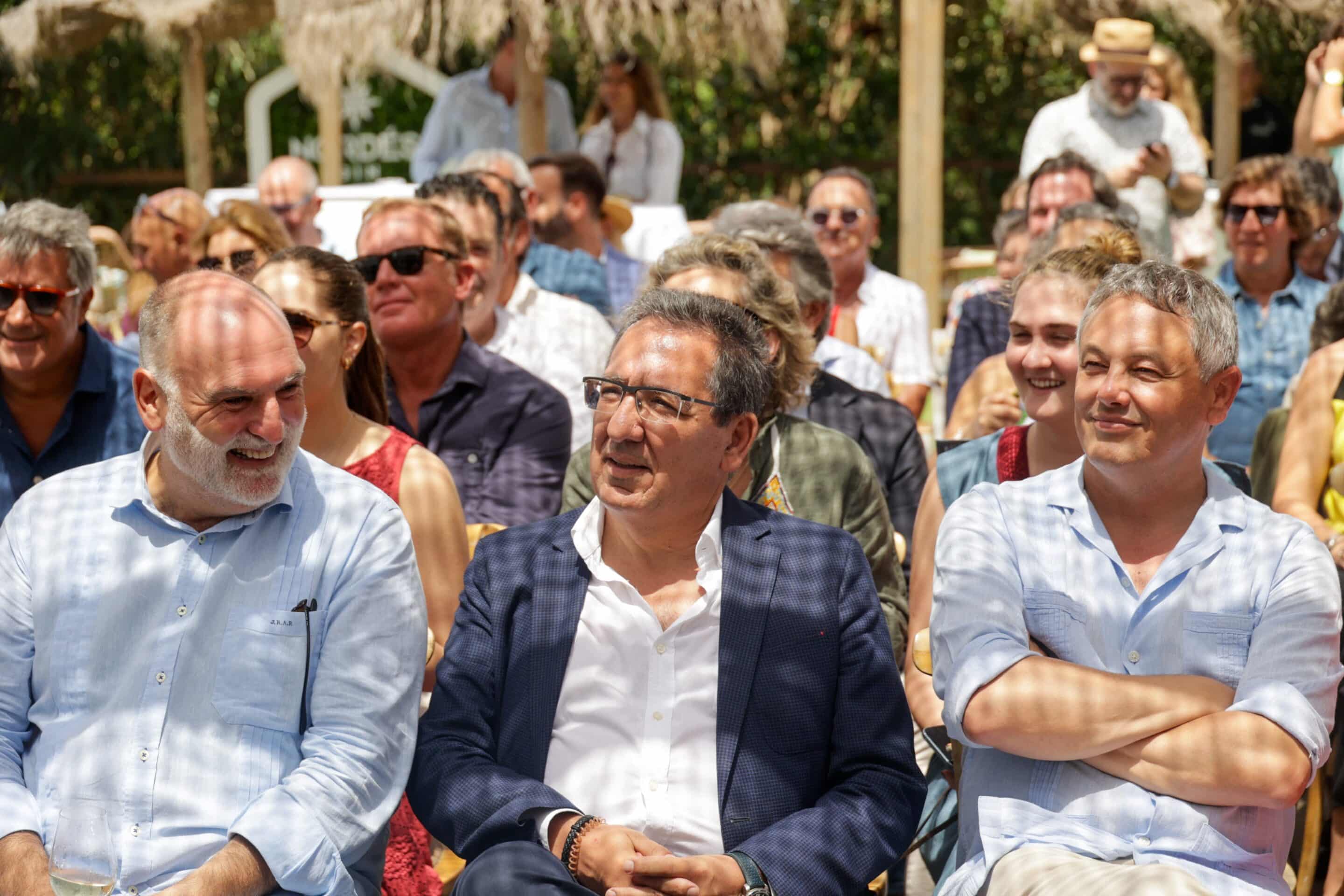 Antonio Pulido entrega el premio Gaditano de Adopción al chef José Andrés