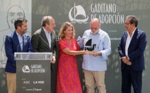 Antonio Pulido entrega el premio Gaditano de Adopción al chef José Andrés