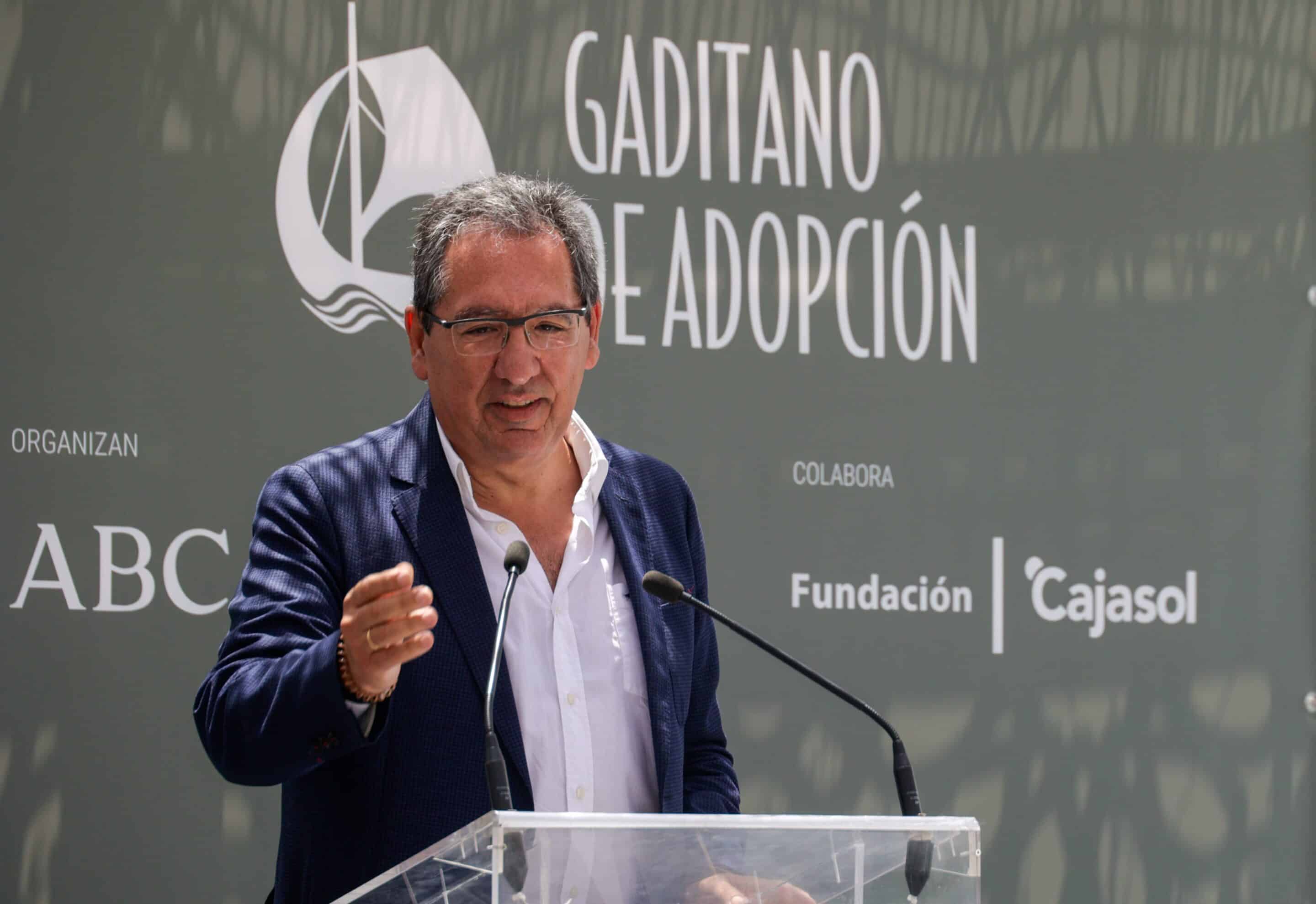 Antonio Pulido entrega el premio Gaditano de Adopción al chef José Andrés