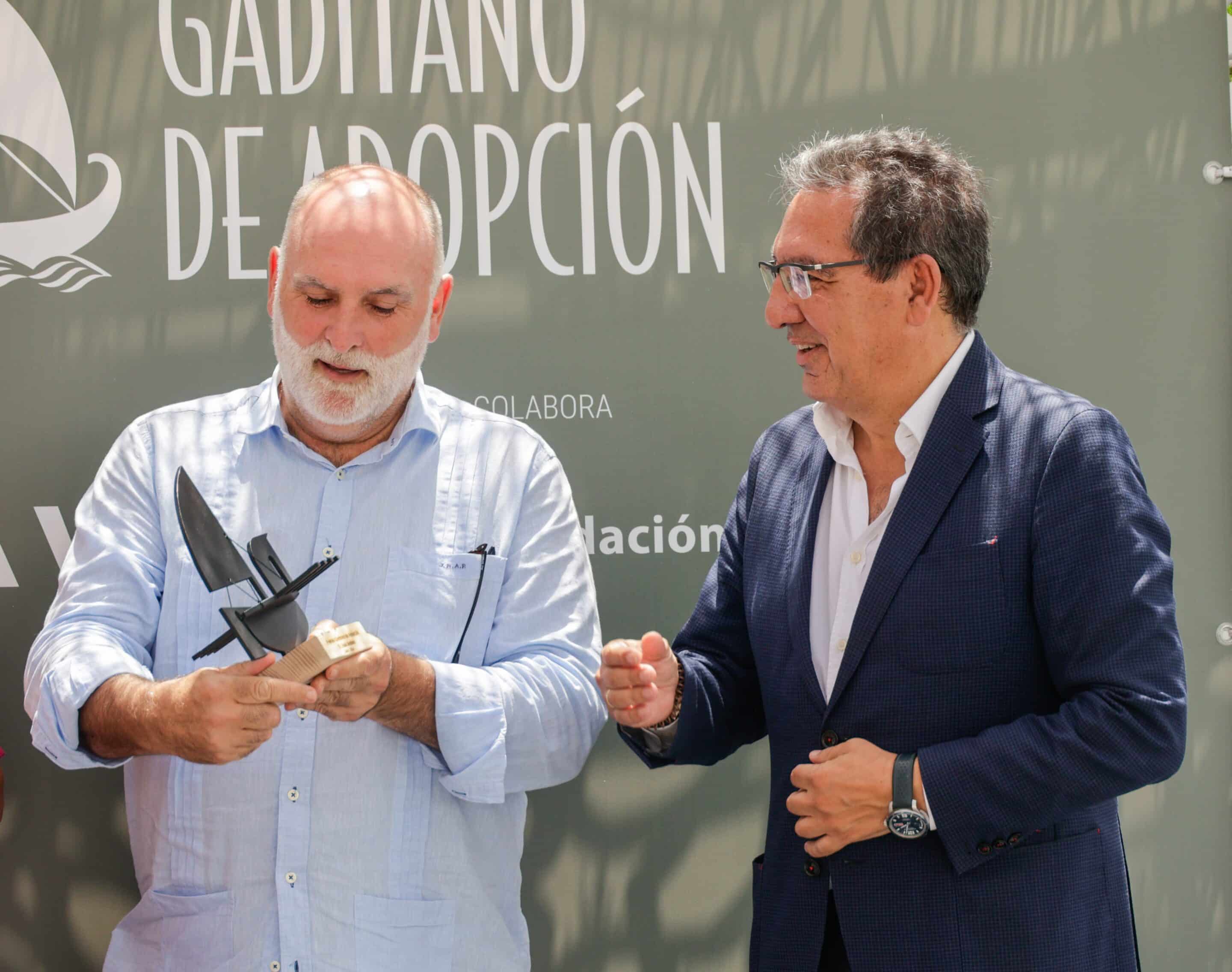 Antonio Pulido entrega el premio Gaditano de Adopción al chef José Andrés