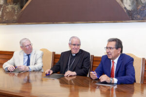 Antonio Pulido en la firma de colaboración de la Fundación Cajasol con el II Congreso Internacional de Hermandades y Piedad Popular