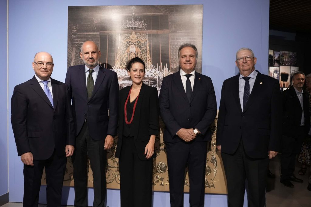 La Fundación Cajasol inaugura la exposición “Estrella de las Estrellas. 25 años de la Coronación de un sueño”