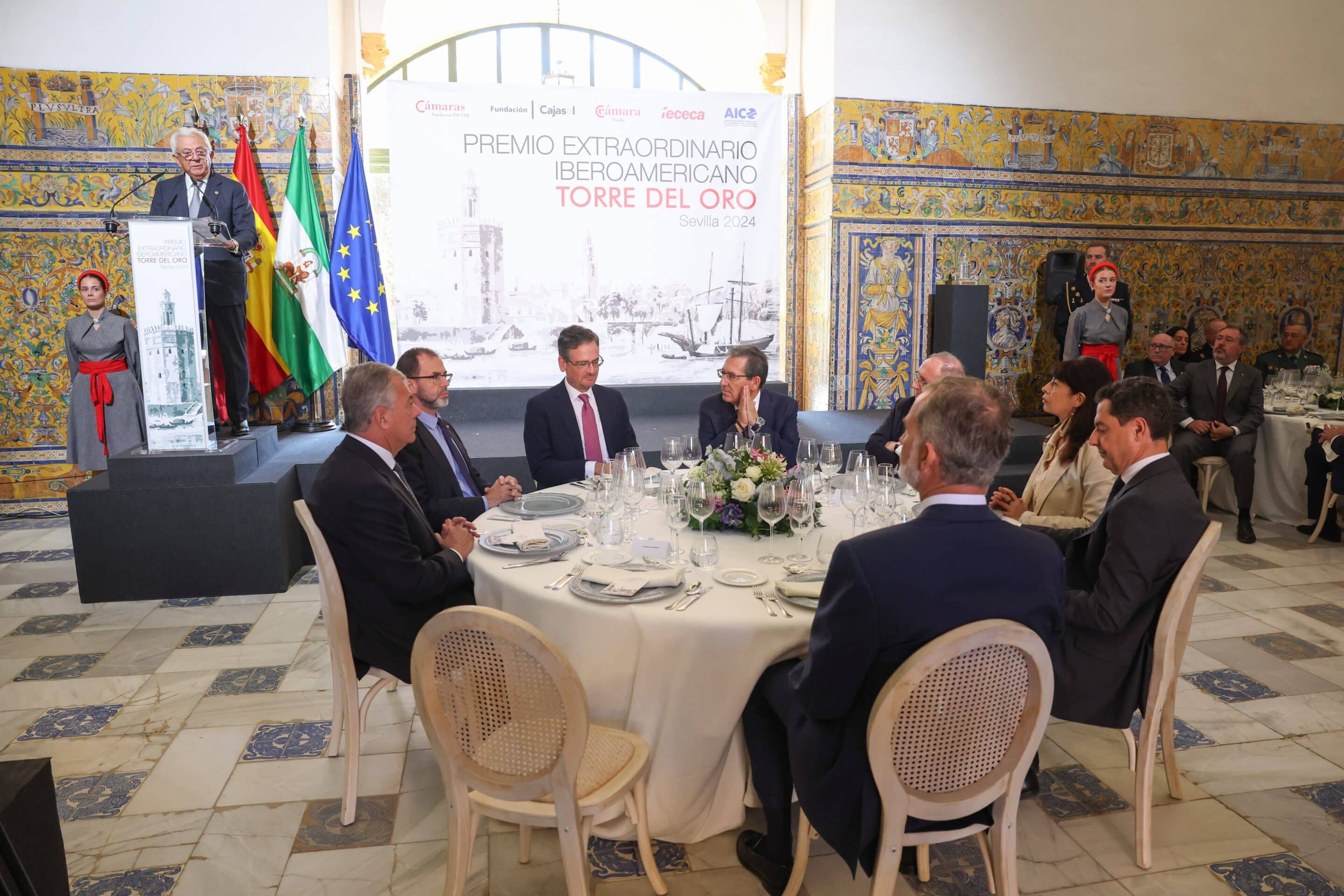 Antonio Pulido en la entrega del Premio Extraordinario Iberoamericano Torre del Oro a Su Majestad el Rey