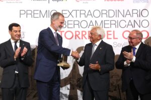 Antonio Pulido en la entrega del Premio Extraordinario Iberoamericano Torre del Oro a Su Majestad el Rey