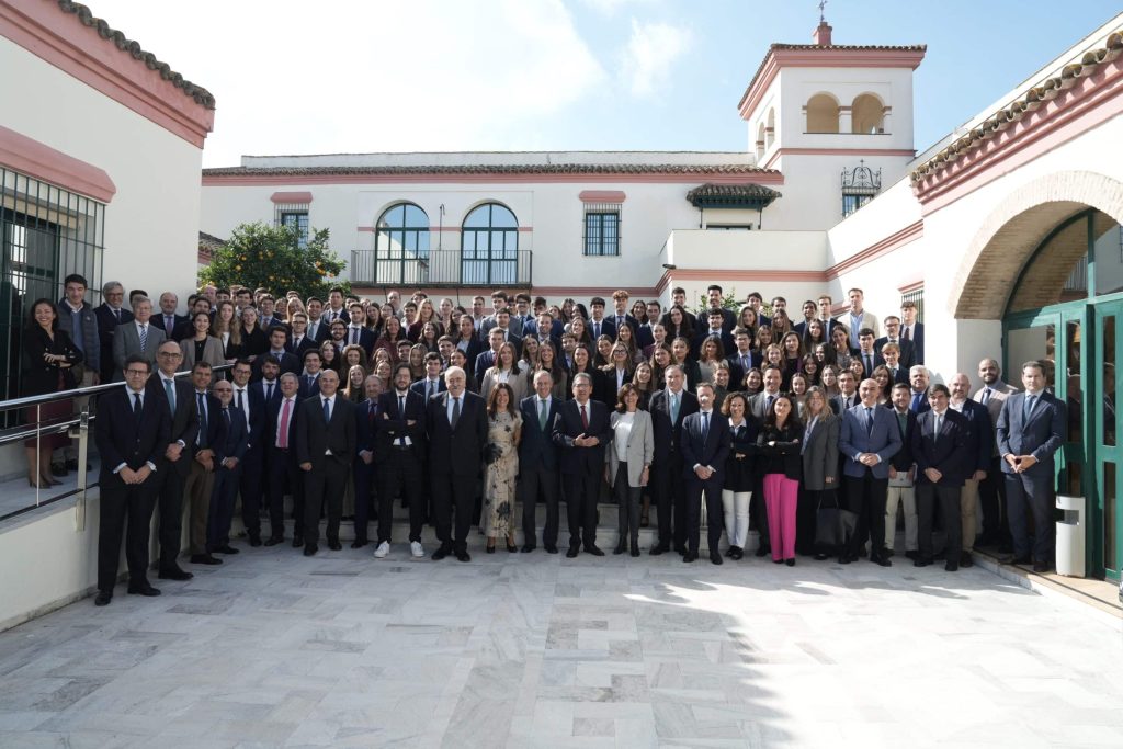 Hoy hemos celebrado una nueva apertura de curso en el Instituto de Estudios Cajasol. En especial, hemos dado la bienvenida a los nuevos alumnos que este año se suman a la gran comunidad de directivos y emprendedores que han pasado por nuestras aulas en cerca de 40 años de formación de excelencia y convivencia. Una gran familia de profesionales, una fructífera red de compañeros, amigos e incluso socios, que ahora están al frente de las mejores empresas e instituciones de nuestra tierra.
