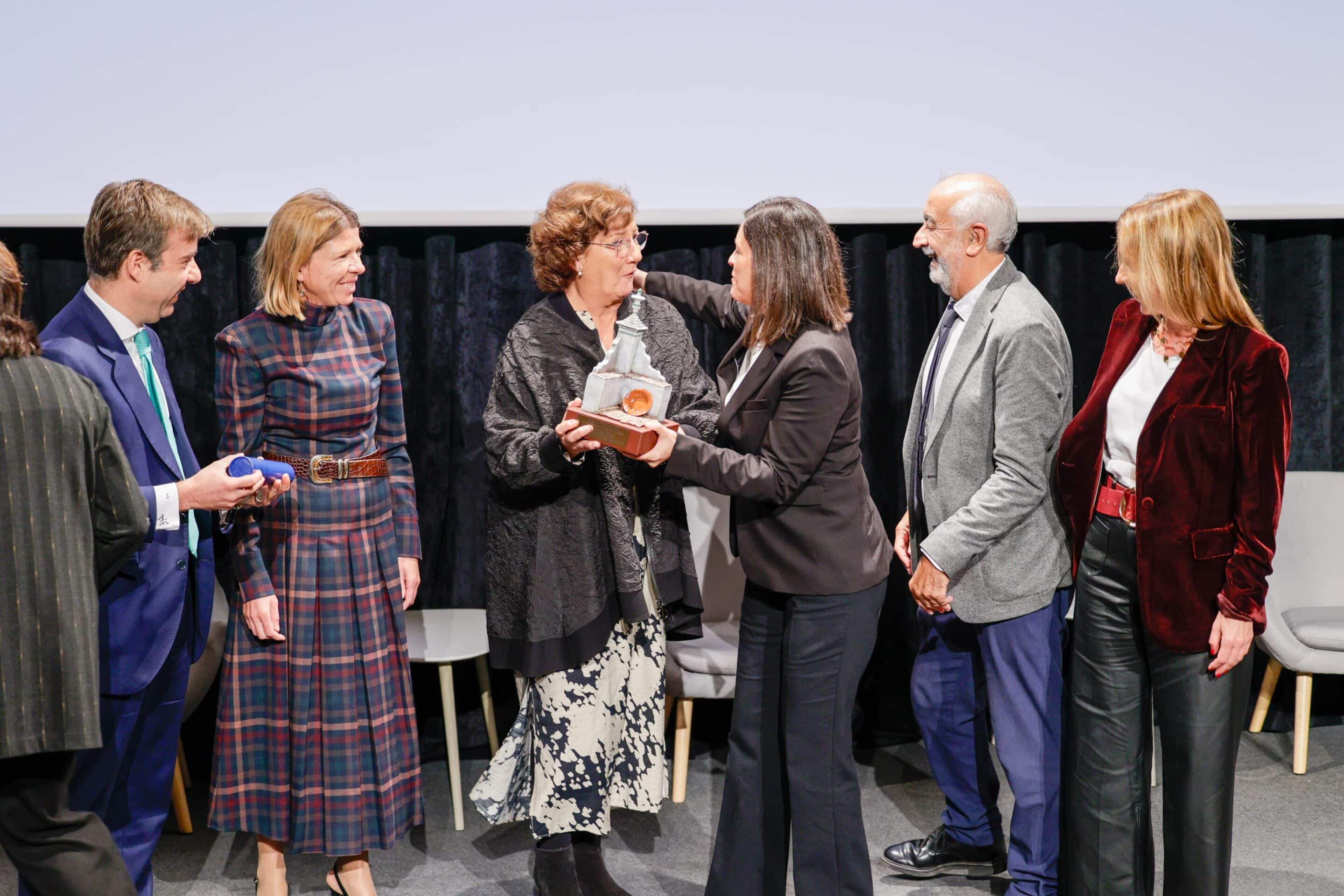 Olga Viza recibe el Premio Nacional de Periodismo Pepe Oneto