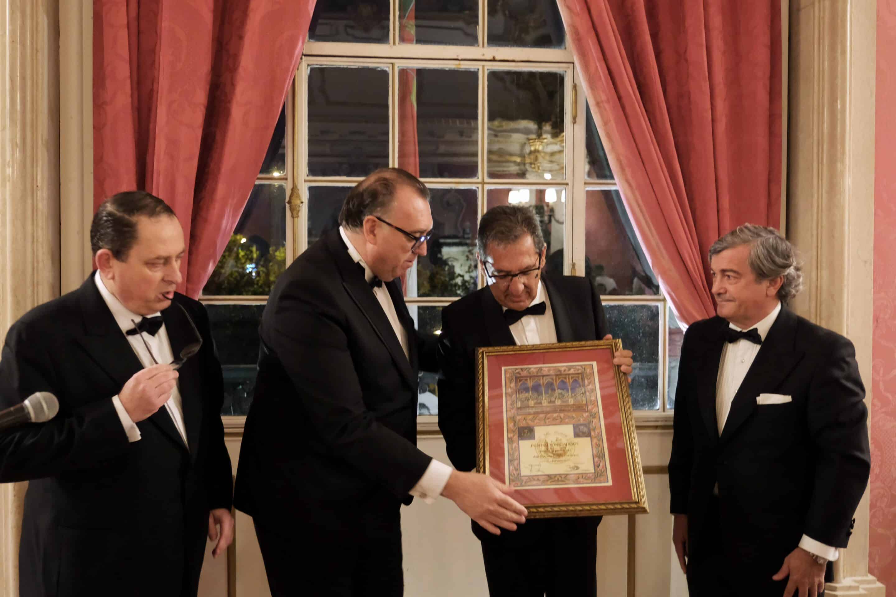 Antonio Pulido recibe el Premio a la Fraternidad y al Entendimiento entre los Pueblos otorgado por el Cuerpo Consular de Sevilla