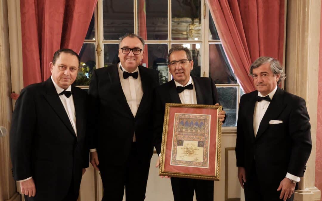 Antonio Pulido recibe el Premio a la Fraternidad y al Entendimiento entre los Pueblos otorgado por el Cuerpo Consular de Sevilla