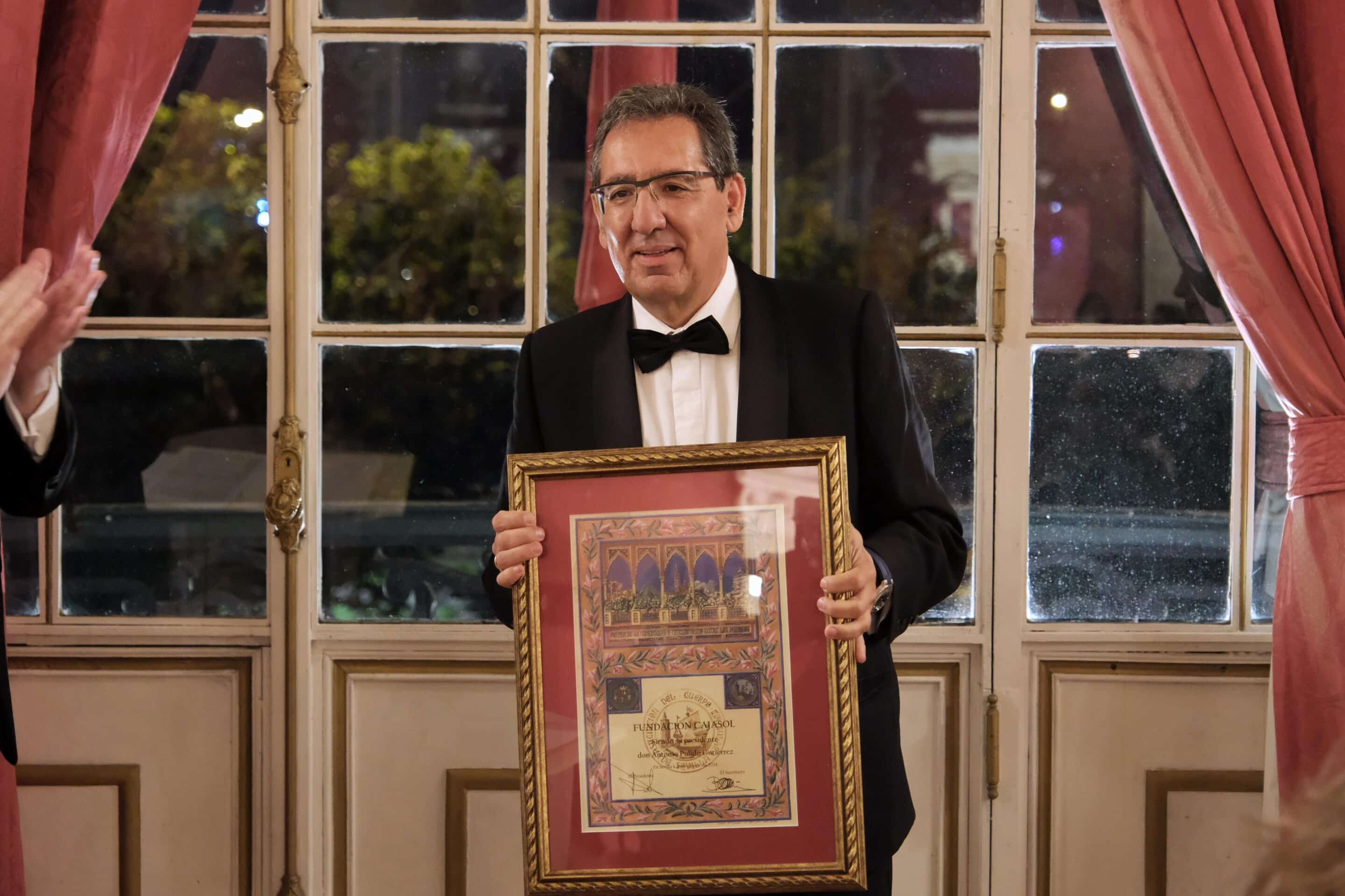 Antonio Pulido recibe el Premio a la Fraternidad y al Entendimiento entre los Pueblos otorgado por el Cuerpo Consular de Sevilla