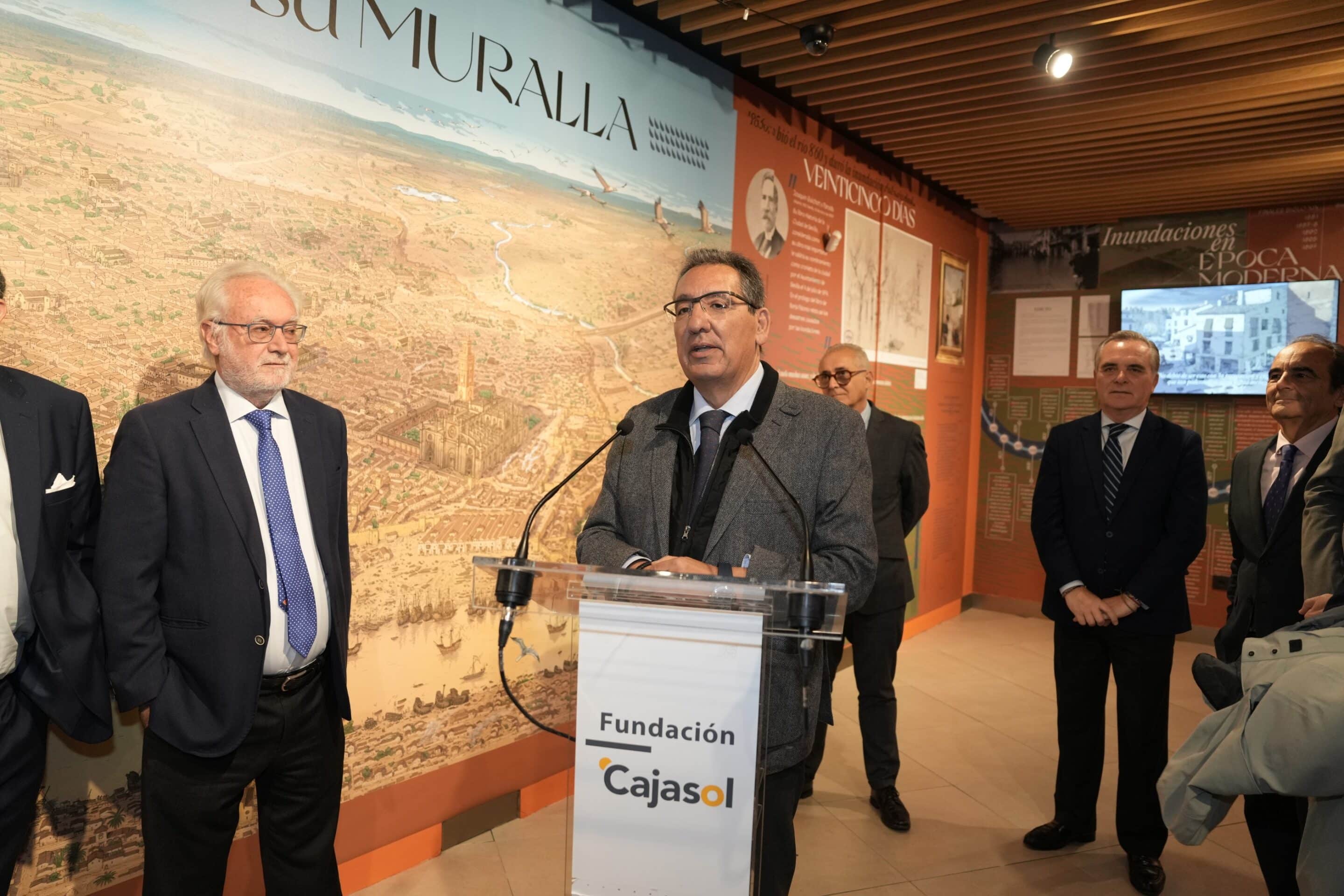 Antonio Pulido en la inauguración de la exposición 'De ciudad inundada a ciudad transformada. Mariano Palancar, la corta de la Cartuja'