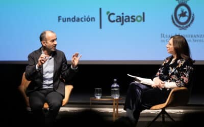 El Teatro Cajasol registró un lleno con la presentación del libro de Santandreu