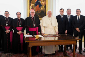 Antonio Pulido, presidente de la Fundación Cajasol, participa en la audiencia con el Papa Francisco en el Vaticano