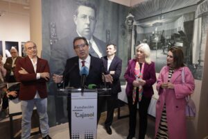 Antonio Pulido inaugura Carnaval y Radio: cien años de sintonía, en la Fundación Cajasol en Cádiz