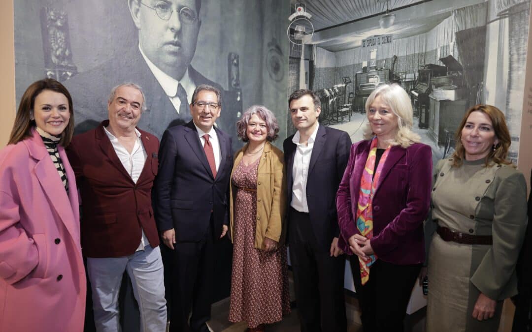 Antonio Pulido inaugura Carnaval y Radio: cien años de sintonía, en la Fundación Cajasol en Cádiz