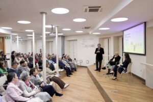 Antonio Pulido en la presentación del libro Cancelación de Alessia Putin en la Fundación Cajasol