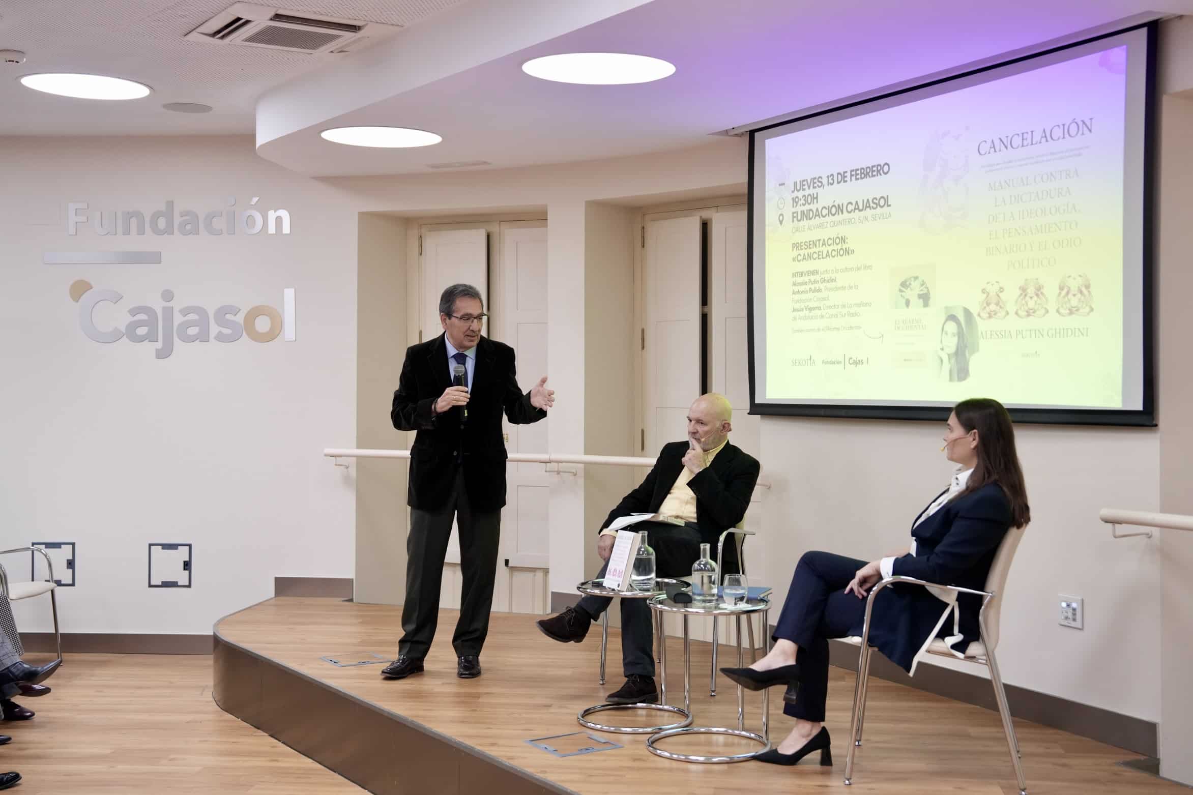 Antonio Pulido en la presentación del libro Cancelación de Alessia Putin en la Fundación Cajasol