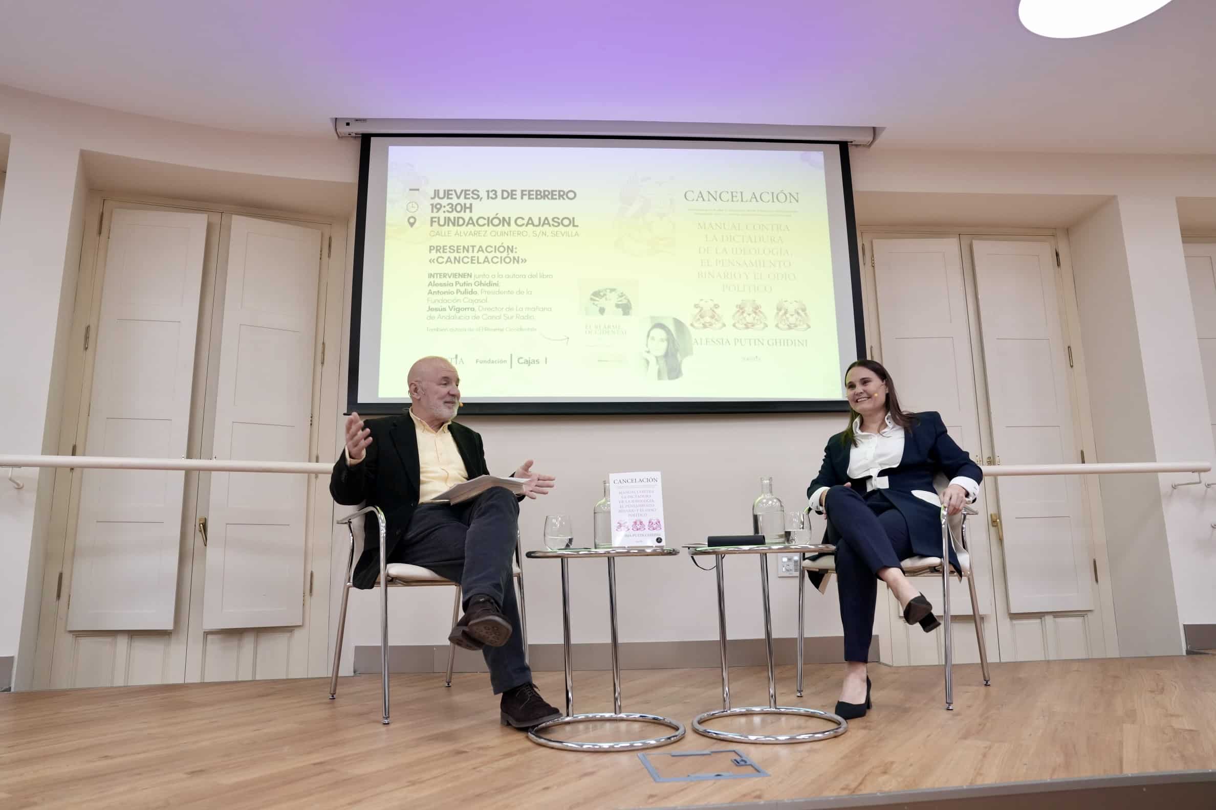 Antonio Pulido en la presentación del libro Cancelación de Alessia Putin en la Fundación Cajasol