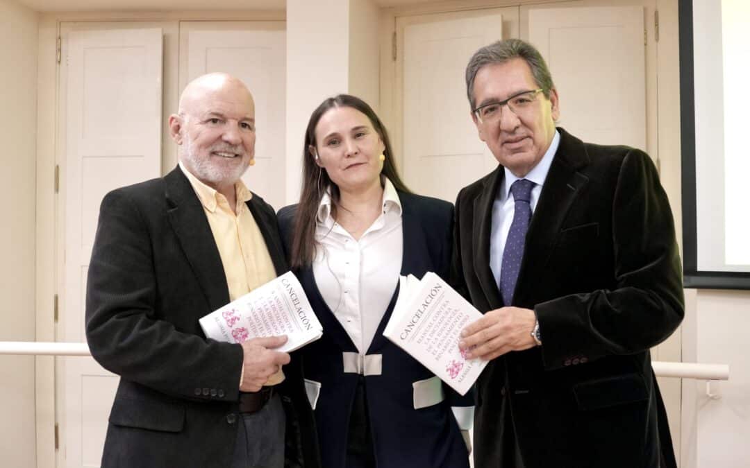 Antonio Pulido en la presentación del libro Cancelación de Alessia Putin en la Fundación Cajasol