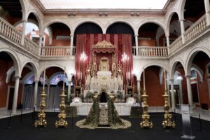 Antonio Pulido en la inauguración de la exposición del Centenario del primer besamanos de la Macarena en la Fundación Cajasol