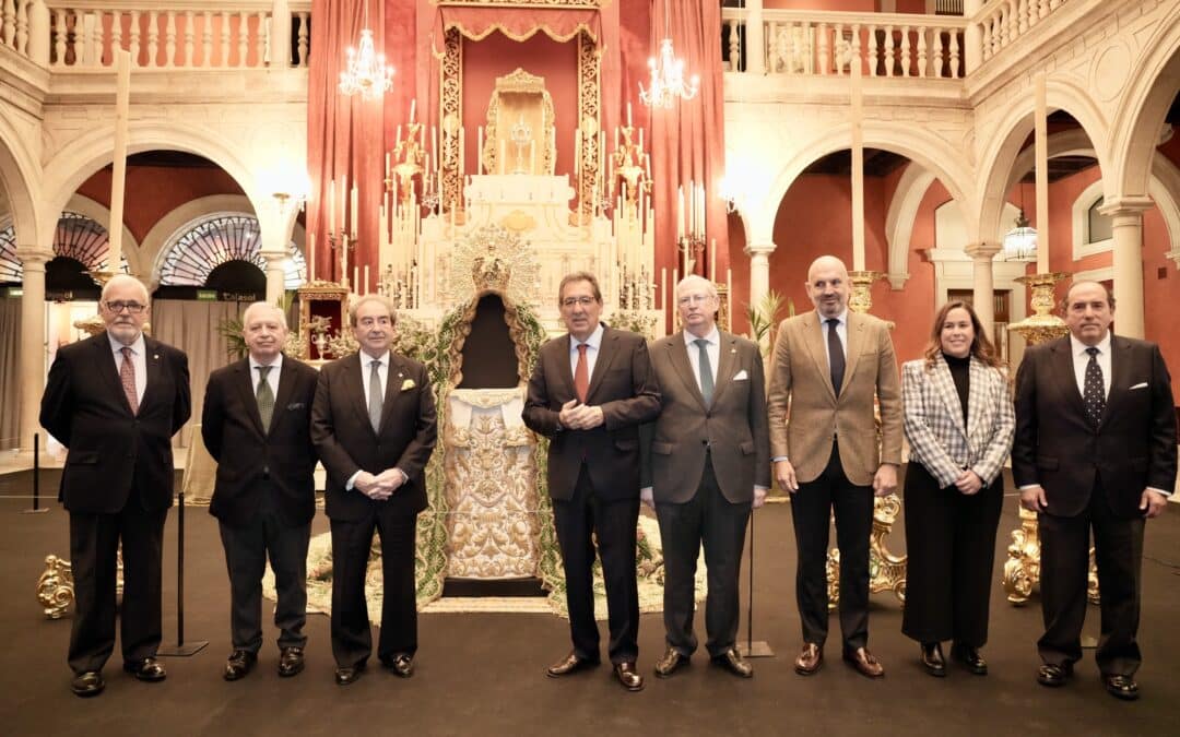 Antonio Pulido en la inauguración de la exposición del Centenario del primer besamanos de la Macarena en la Fundación Cajasol