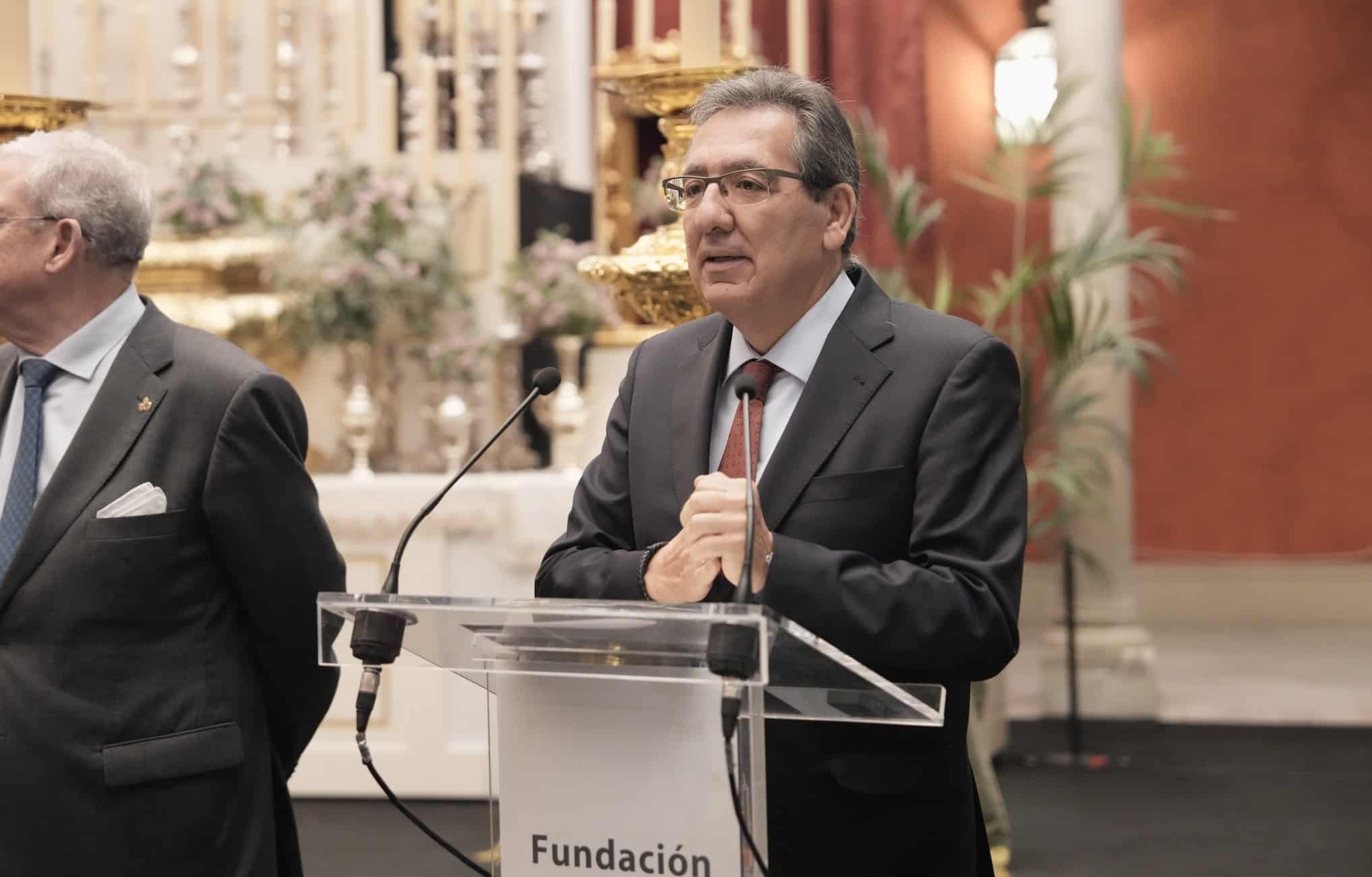 Antonio Pulido en la inauguración de la exposición del Centenario del primer besamanos de la Macarena en la Fundación Cajasol