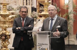 Antonio Pulido en la inauguración de la exposición del Centenario del primer besamanos de la Macarena en la Fundación Cajasol