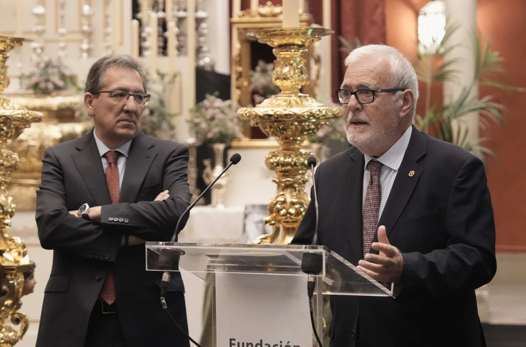 Antonio Pulido en la inauguración de la exposición del Centenario del primer besamanos de la Macarena en la Fundación Cajasol