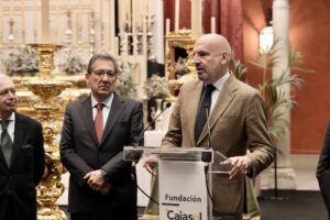 Antonio Pulido en la inauguración de la exposición del Centenario del primer besamanos de la Macarena en la Fundación Cajasol