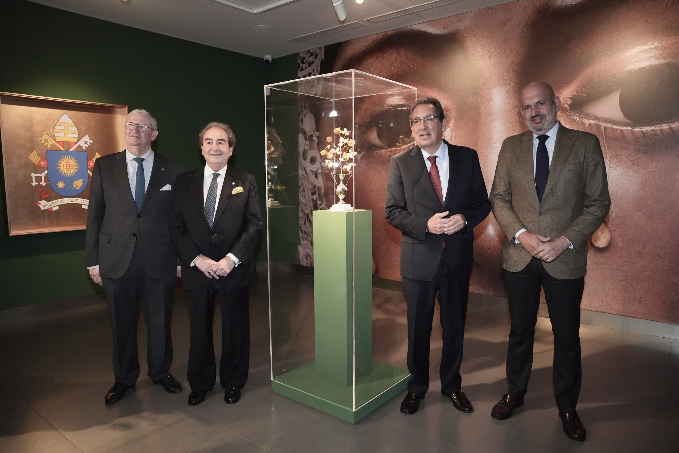 Antonio Pulido en la inauguración de la exposición del Centenario del primer besamanos de la Macarena en la Fundación Cajasol