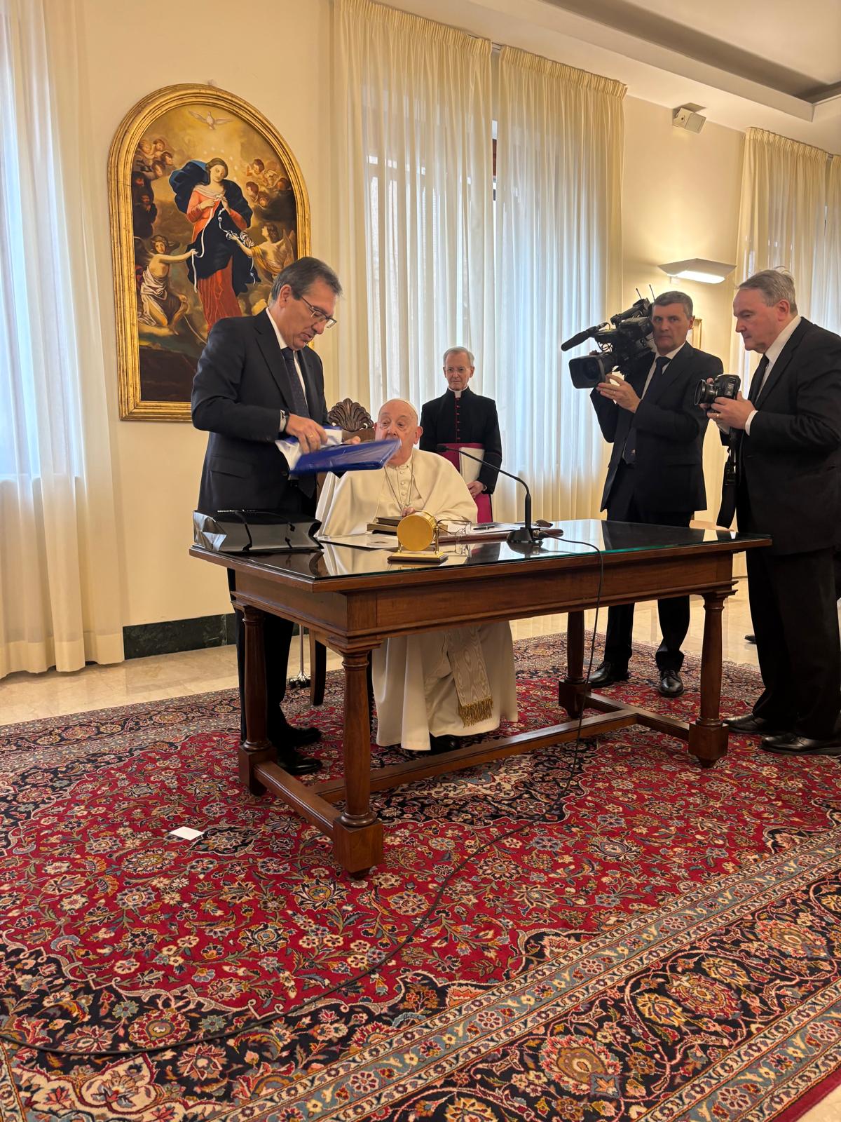 Antonio Pulido en el Vaticano con el Papa Francisco