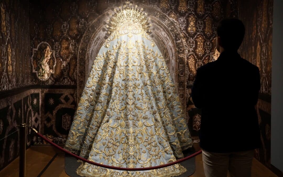 La Fundación Cajasol ha recibido más de 50.000 visitas a la exposición “Ofrenda. Rosa. Corona. Beso” organizada por la Hermandad de la Macarena.