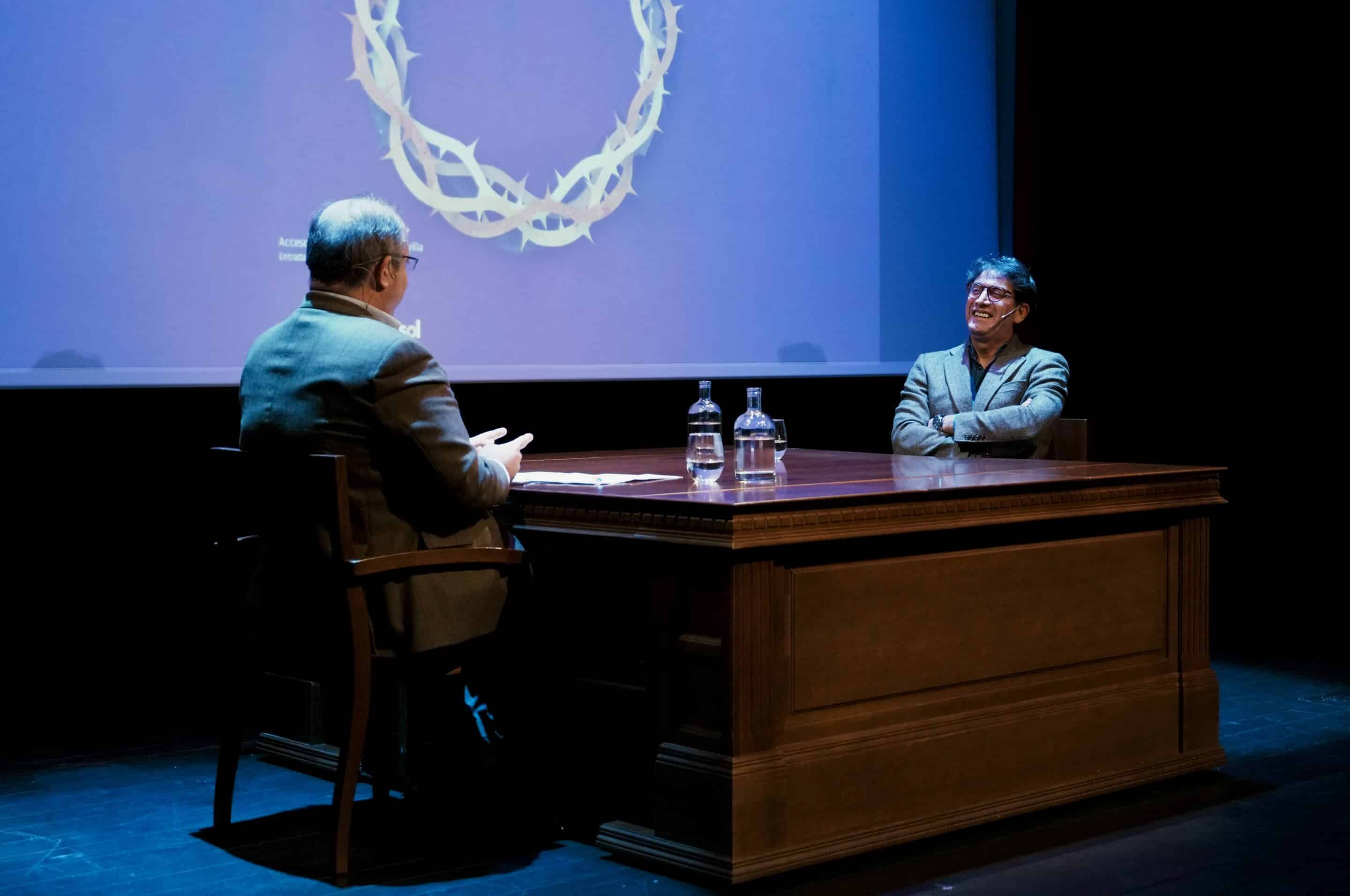 Antonio Garrido y Carlos Navarro Antolín llenan el Teatro Cajasol en Diálogos de Cuaresma