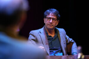 Antonio Garrido y Carlos Navarro Antolín llenan el Teatro Cajasol en Diálogos de Cuaresma