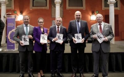 La Fundación Cajasol ha presentado la edición impresa del Pregón de la Semana Santa de Sevilla, pronunciado por José Joaquín León