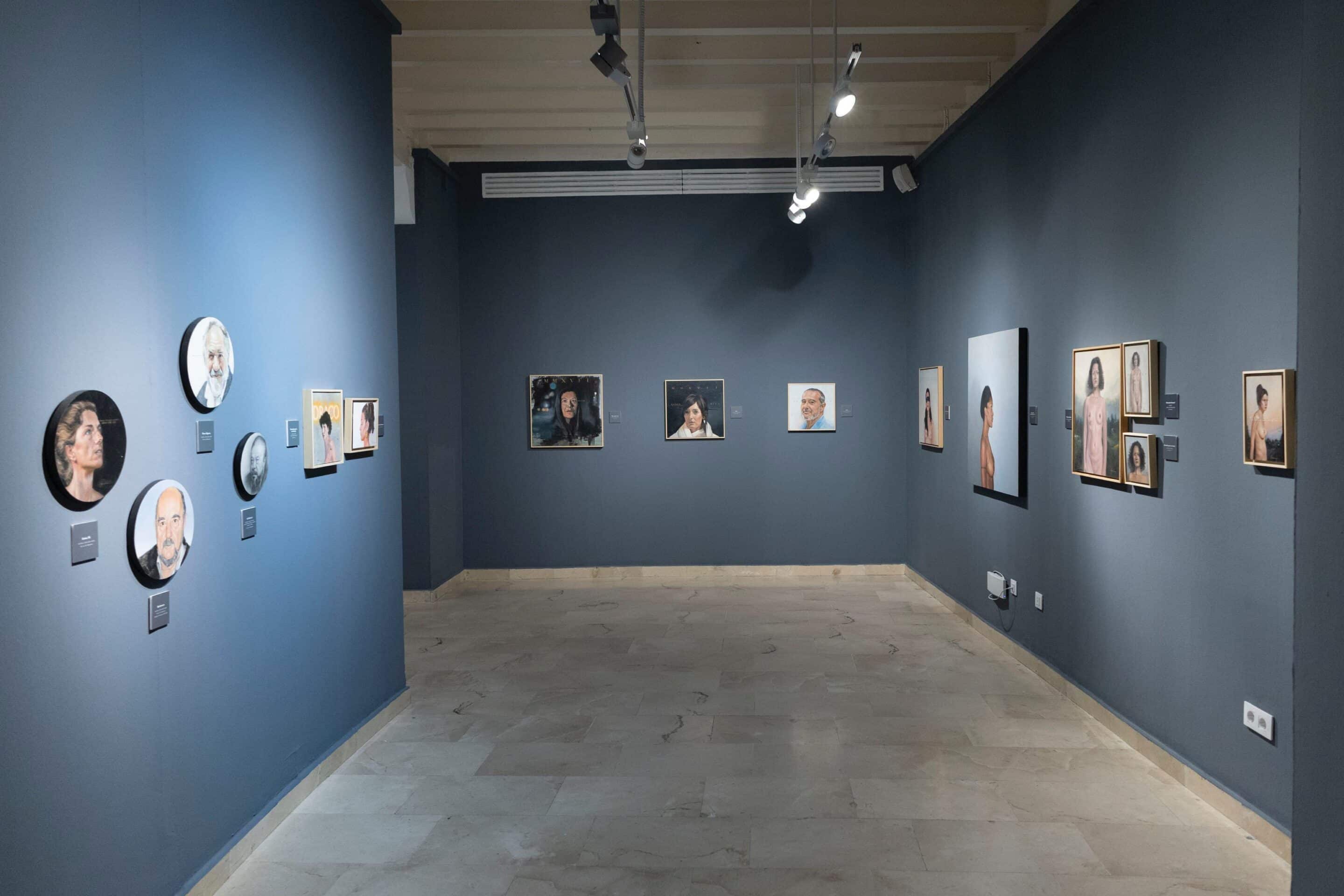 La sede de la Fundación Cajasol en la Plaza de San Antonio acoge desde hoy la exposición individual “Re-Tratos”, del reconocido pintor gaditano Julián Gades.