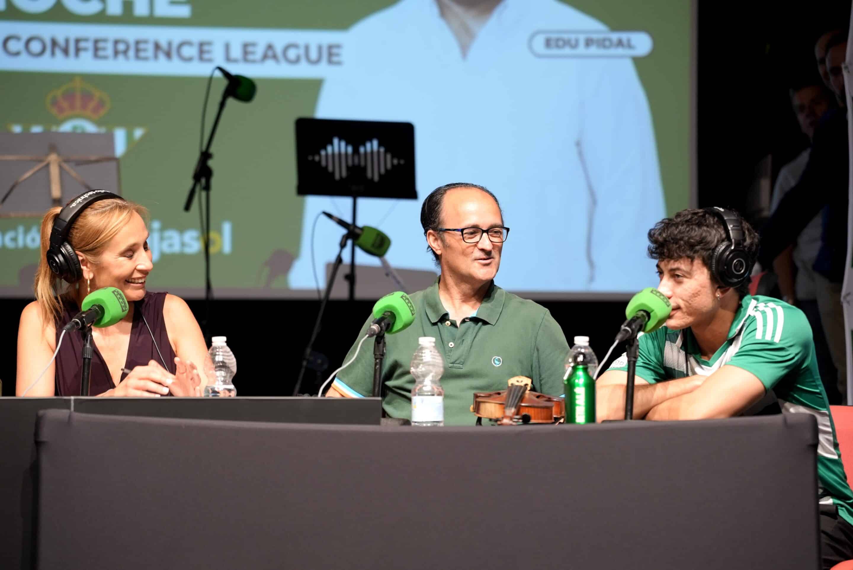 Antonio Pulido en Radioestadio Noche acompañando al Betis