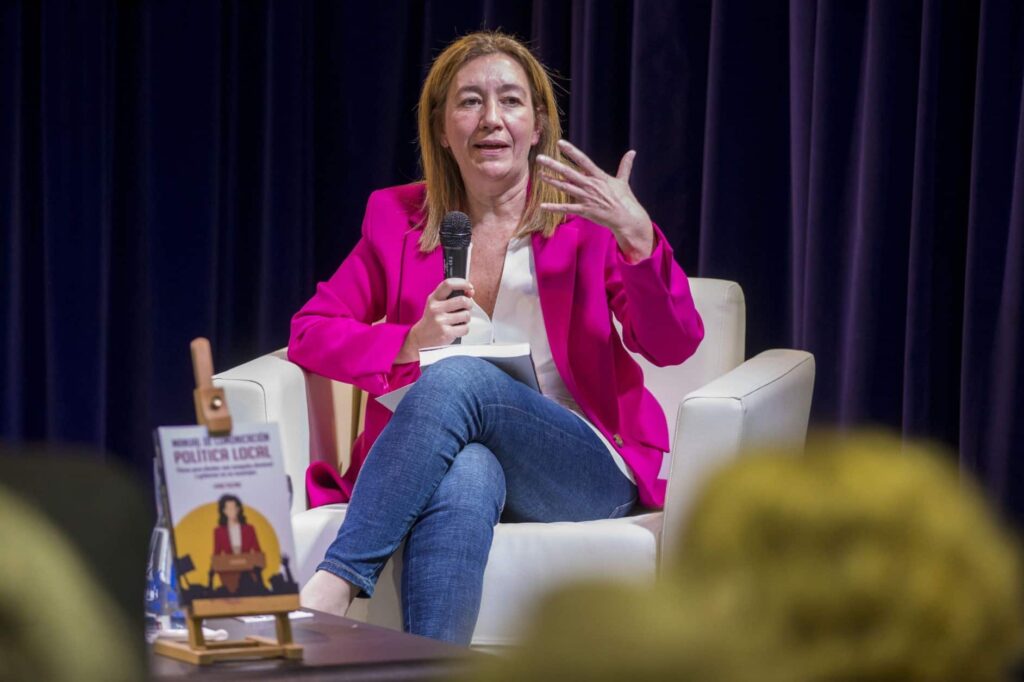 Charo Toscano presenta «Manual de comunicación política local» en Huelva