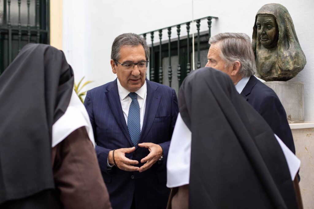 Antonio Pulido visita el convento de la Compañía de las Hermanas de la Cruz
