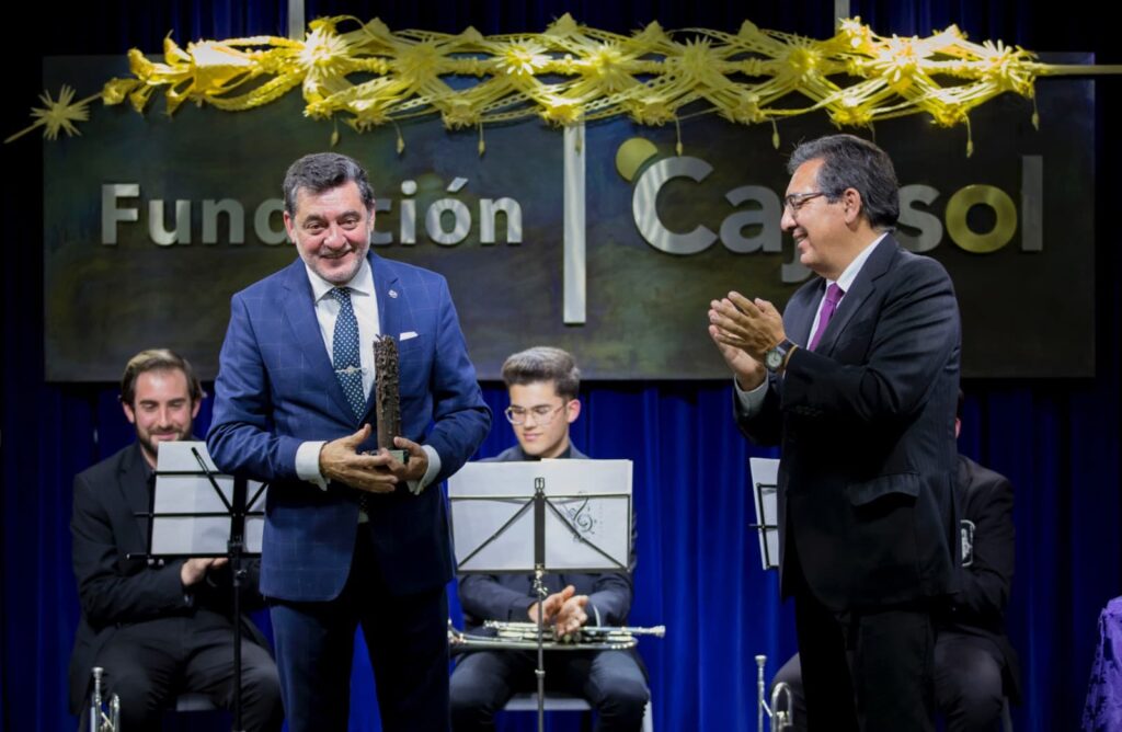 La Fundación Cajasol entrega su III Premio Gota a Gota de Pasión a Eduardo J. Sugrañes, en Huelva