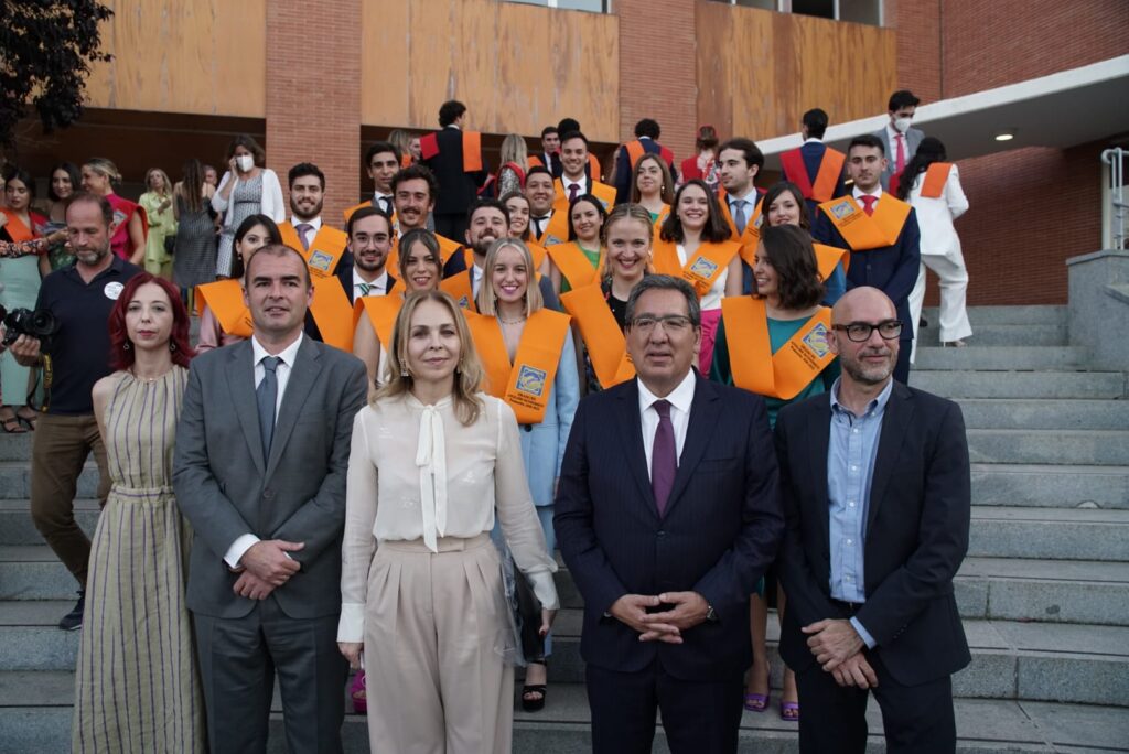 Antonio Pulido apadrina a los graduados de Ciencias Empresariales de la UPO